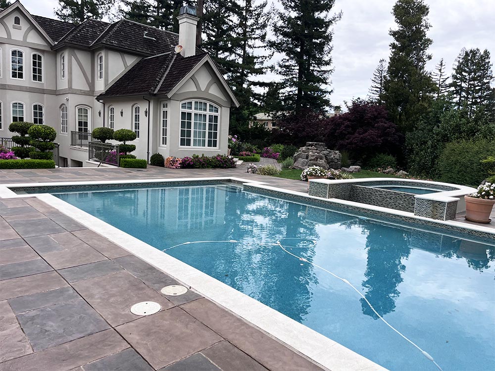 We take care of gardens, trees and lawns of large properties and estates as this one in Hillsborough. 