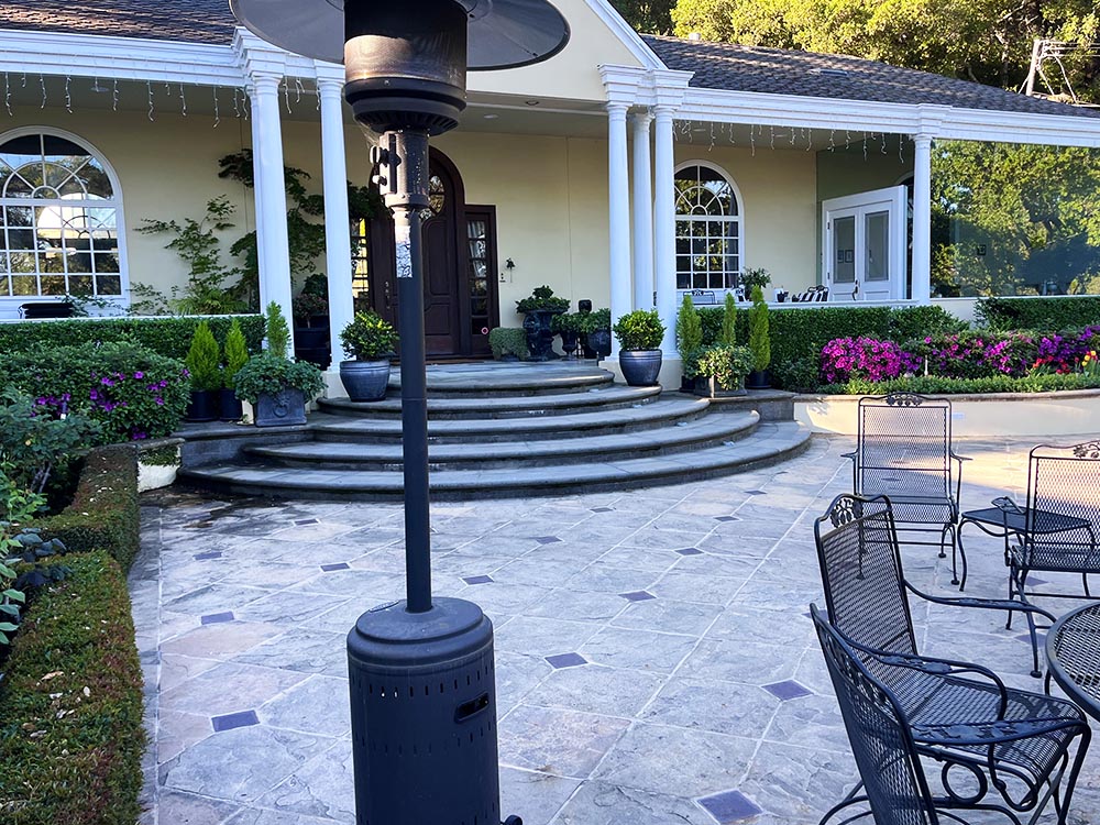 We love doing garden and landscape maimntenance for laoge estates and houses. 